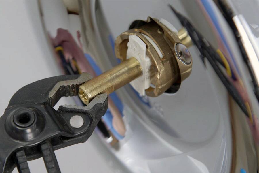 How To Replace A Single-Handle Shower Cartridge (In 3 Steps!)